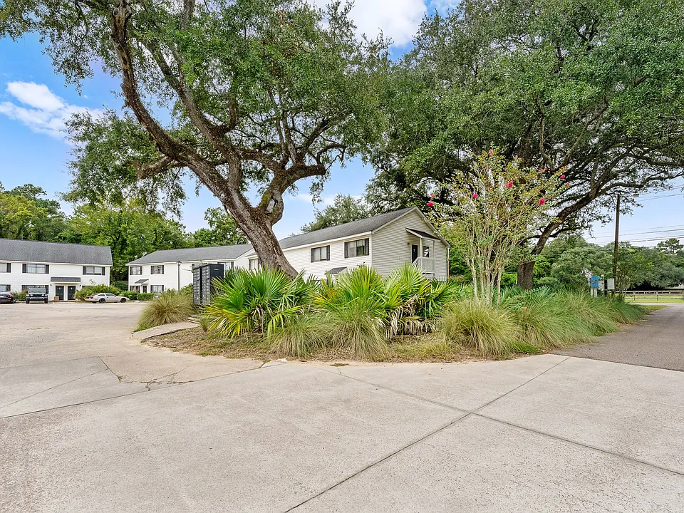 Central Oaks Apartments