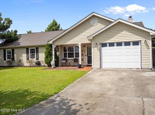 302 Foxridge Ln, Hubert, NC 28539