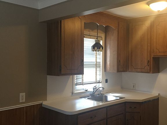 3rd image of 17903 Henry St #House