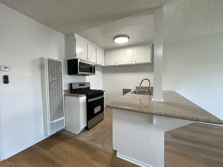 15925 Victory Blvd — Photo 7