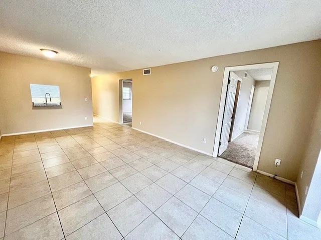 Devon Manor Apartments — Photo 8