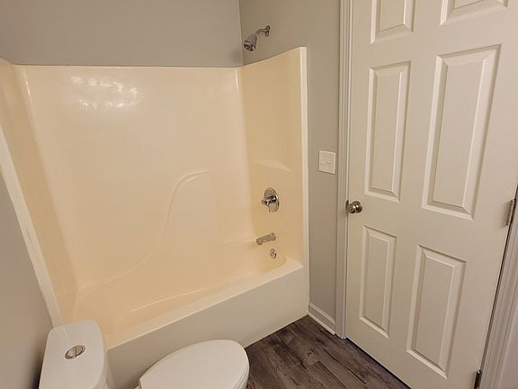 5th image of 2893 S Walnut Street Pike #1