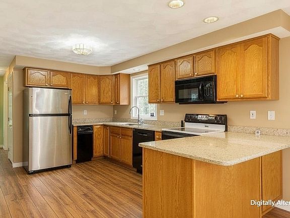4th image of 26 Cushing Ln