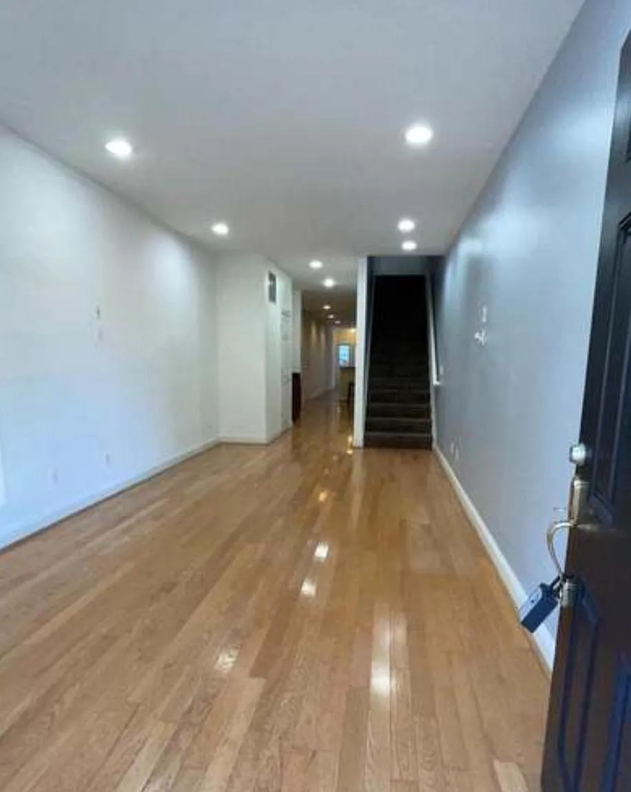 3 bed, 4.5 bath, 2496 sqft, $4,100 — Photo 4