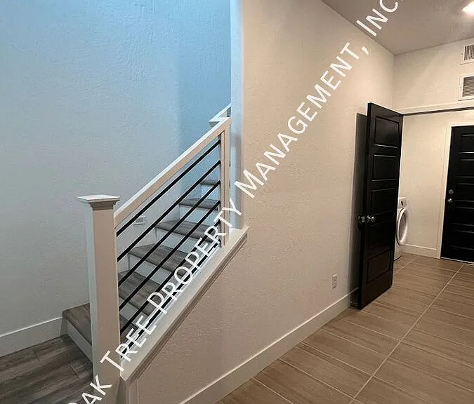 10920 N Honeysuckle Dr — Photo 2