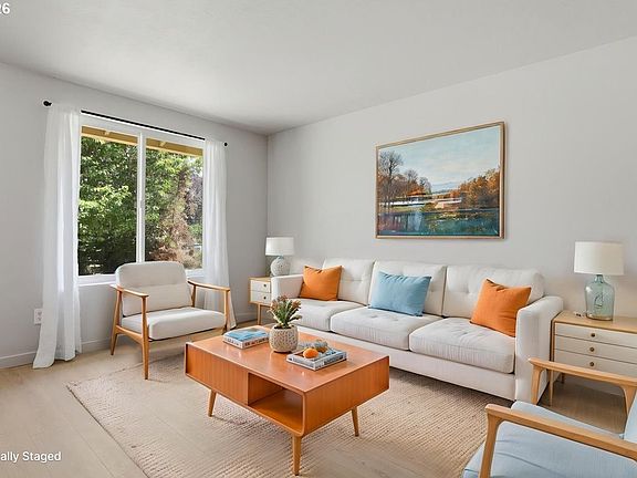Living Room>
