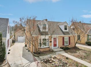 7709 Livingston Ave, Wauwatosa, WI 53213