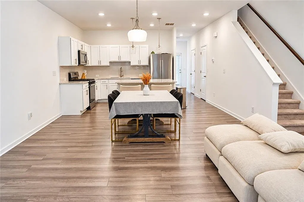 3 bed, 2.5 bath, 1582 sqft, $2,200 — Photo 3