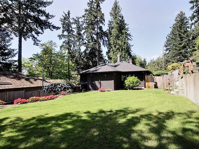 10609 SE 32nd St — Photo 1