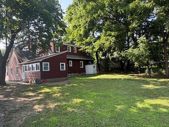 2nd image of 1016 Valley Rd