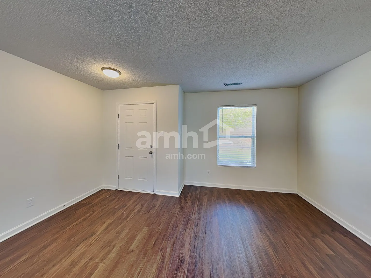 4 bed, 2.5 bath, 2062 sqft, $2,015 — Photo 4