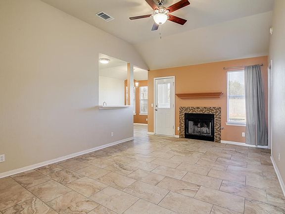 3rd image of 915 Lantana Ln