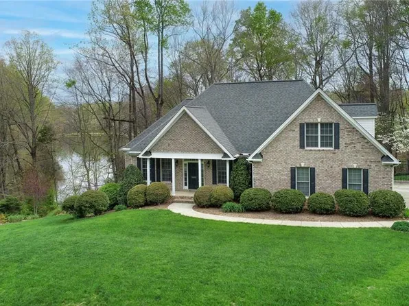 8402 Oak Meadows Dr, Kernersville, NC 27284