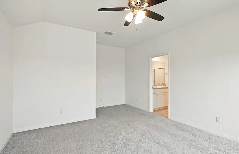 Spacious 3-Bedroom, 2-Bathroom Home for Rent — Photo 4