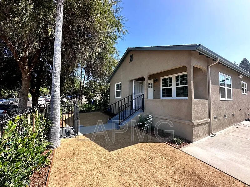 1460 Ricardo St