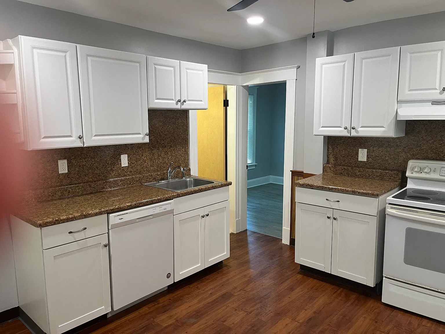 3 bed, 950 sqft, $2,000 — Photo 3