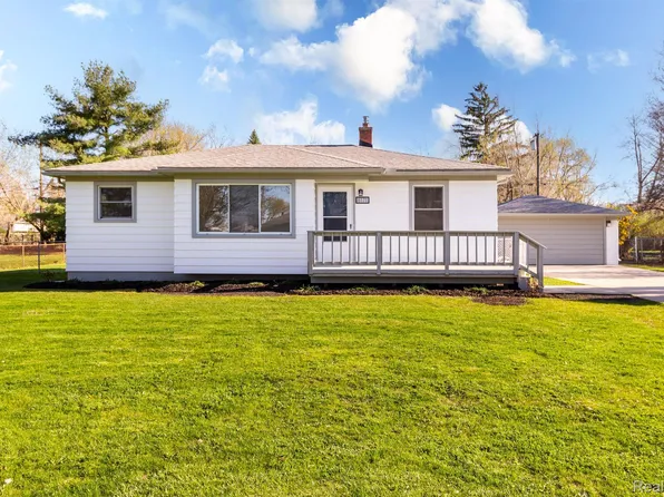 6171 Adamson Dr, Waterford, MI 48329