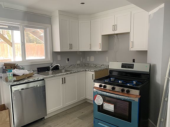3rd image of 3639 Dunsmuir Way