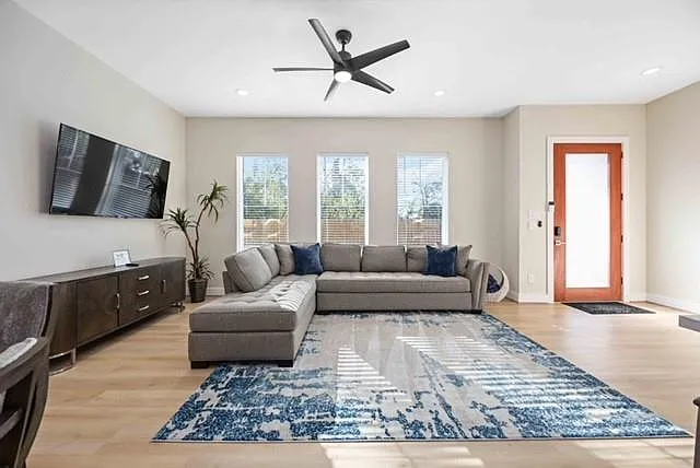 3 bed, 2.5 bath, 1814 sqft, $2,100 — Photo 4