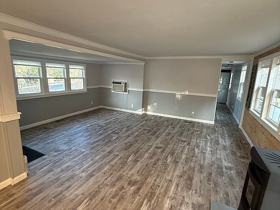 4th image of 10 Willow Cir