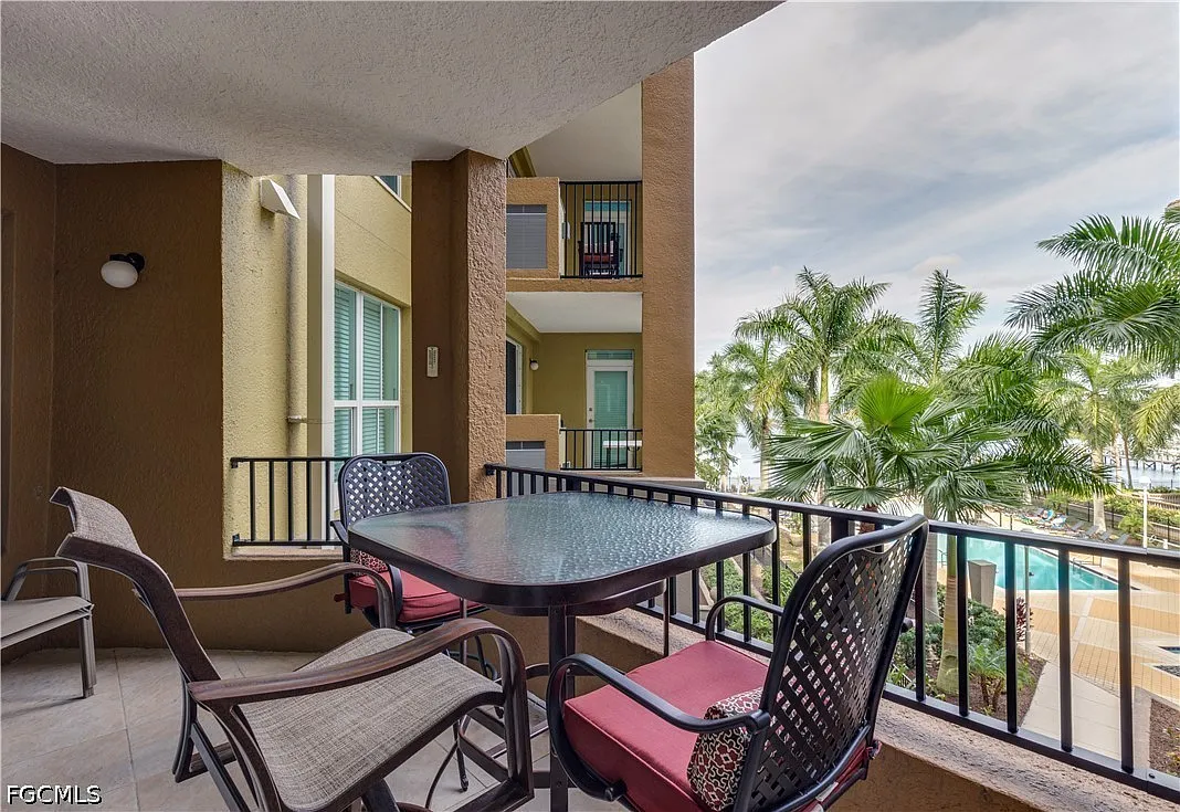 2 bed, 2.0 bath, 1083 sqft, $3,900 — Photo 2