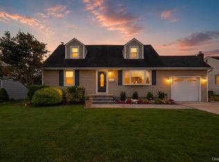 7 Greenbriar Ln, Hicksville, NY 11801