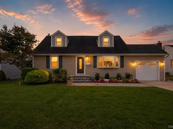 7 Greenbriar Lane, Hicksville, NY 11801