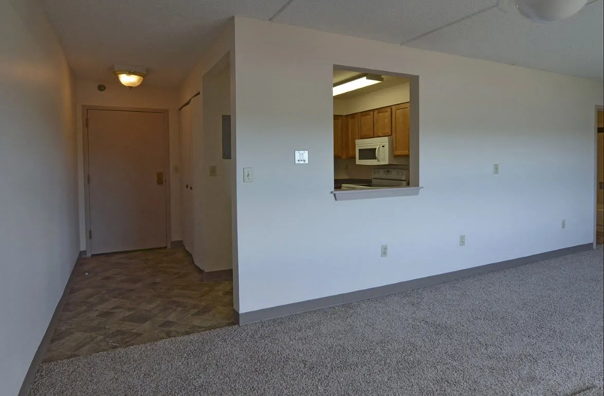 Oxford Court Apartments — Photo 4