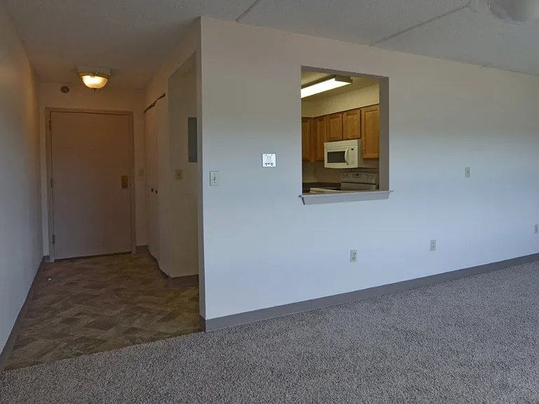Oxford Court Apartments — Photo 5
