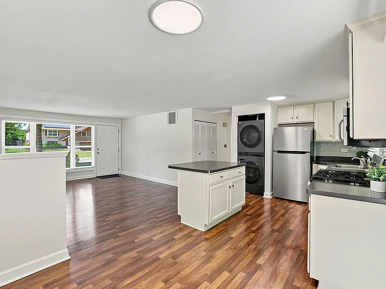 924 Bradford Ln — Photo 4