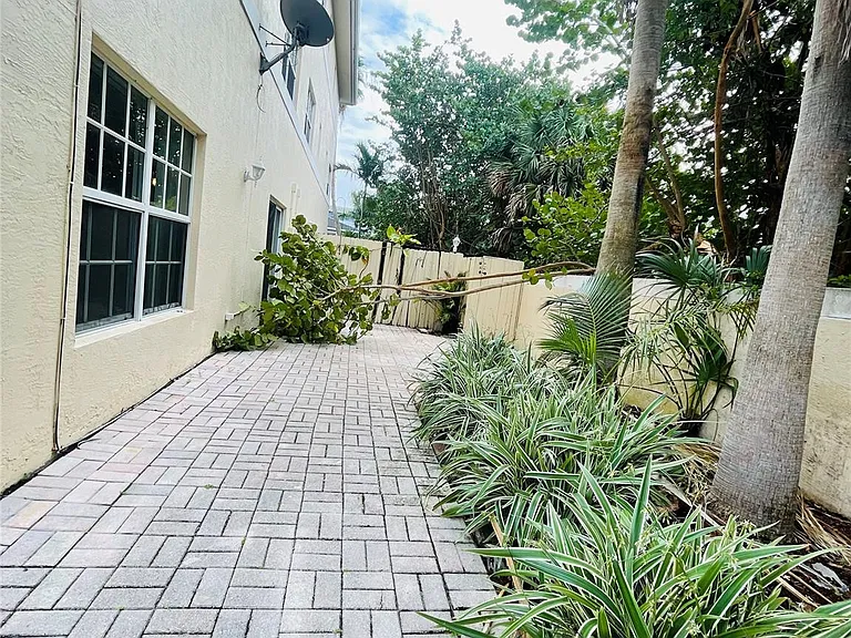2605 Bay Dr — Photo 9
