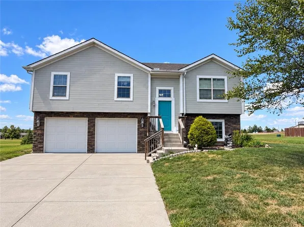 18308 Rock Ridge St S, Smithville, MO 64089