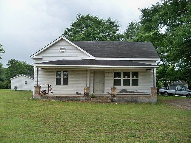 2nd image of 2206 Dalrymple St