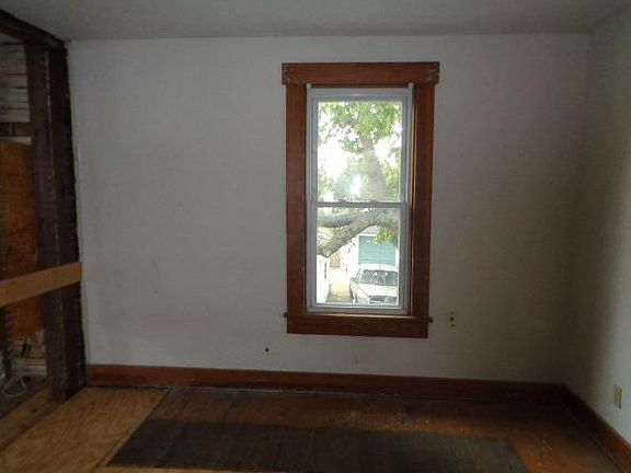 3rd image of 536 E Pearl St