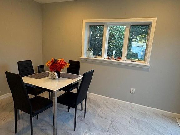 5th image of 40 Surrey Ln
