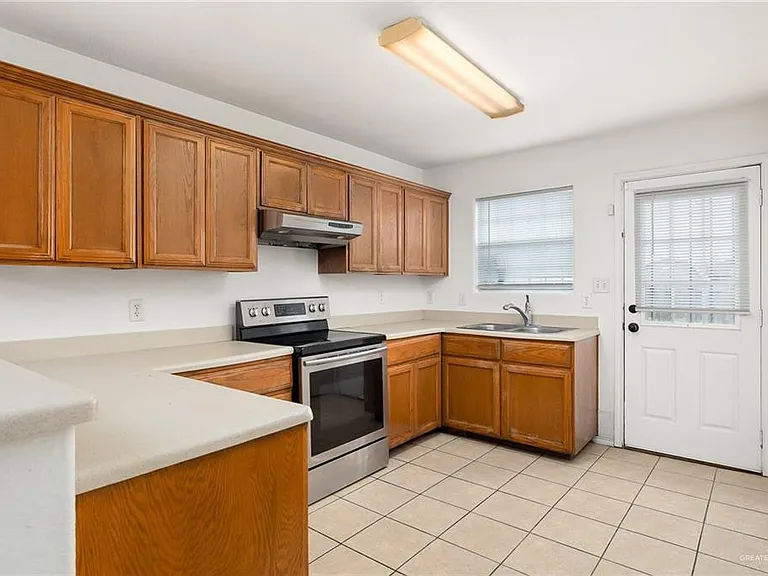 310 Universal Ave — Photo 4