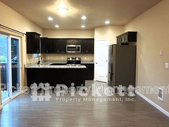 3rd image of 821 SE Kinsley Ln
