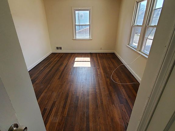 3rd image of 94 S Clinton St Floor 1