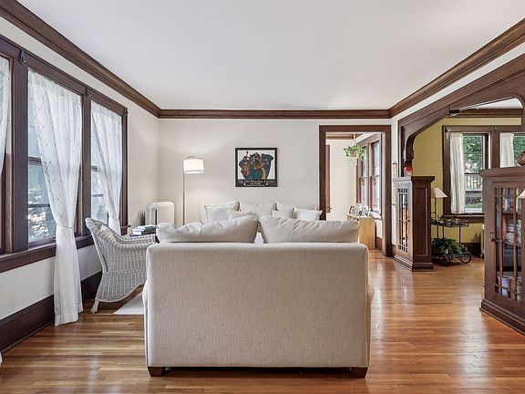 4th image of 2092 Fairmount Ave