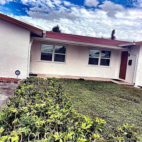 1630 NW 52nd Ave — Photo 1