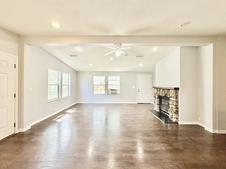 990 E Bay St — Photo 14