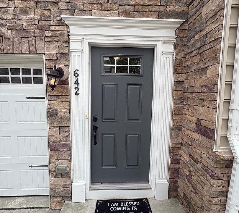 1st image of 642 Barrie Rd