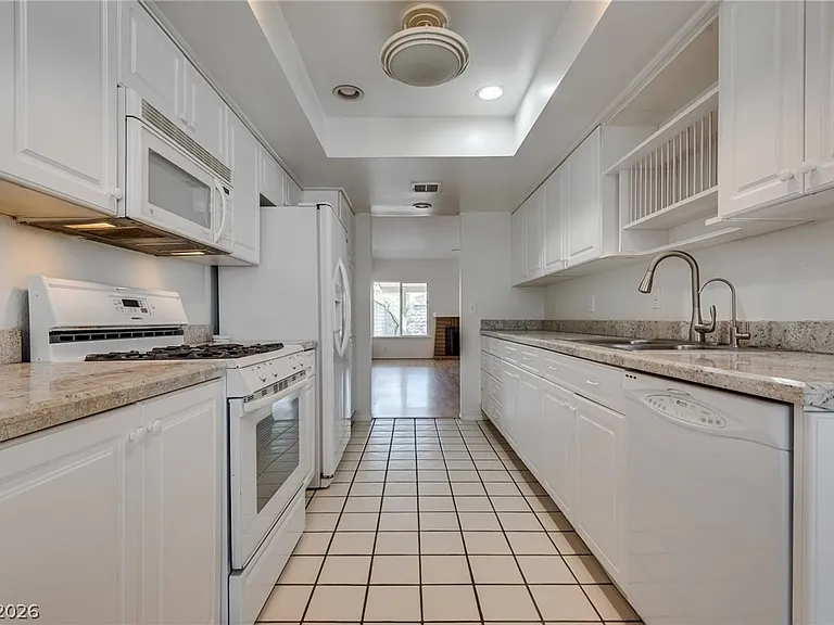 2504 Sidonia Ave — Photo 11