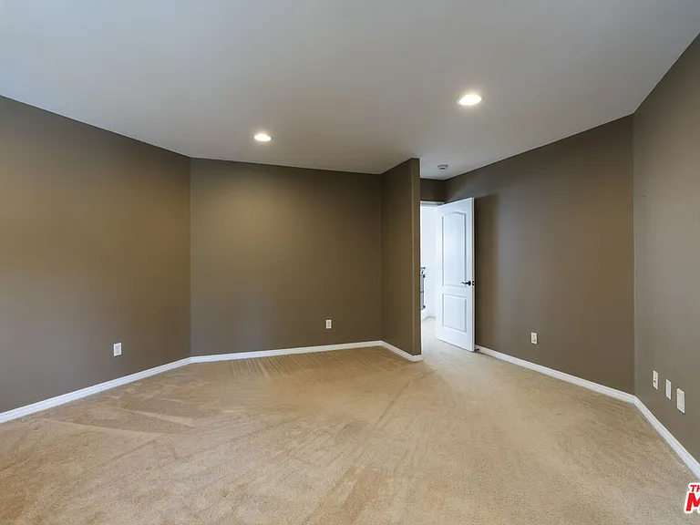 14321 Hortense St — Photo 23