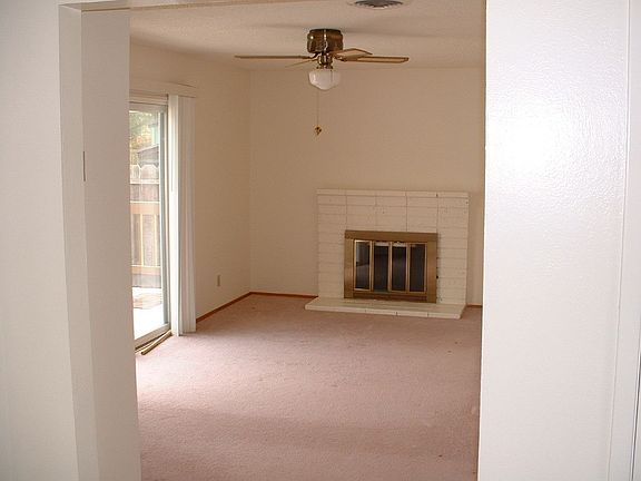 Family room w/fireplace