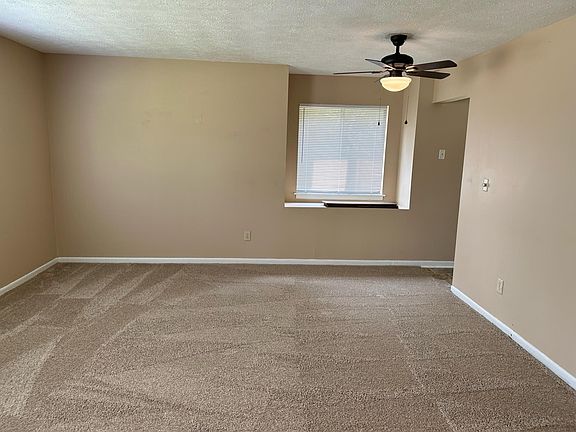 4th image of 460 Lenney Dr #2