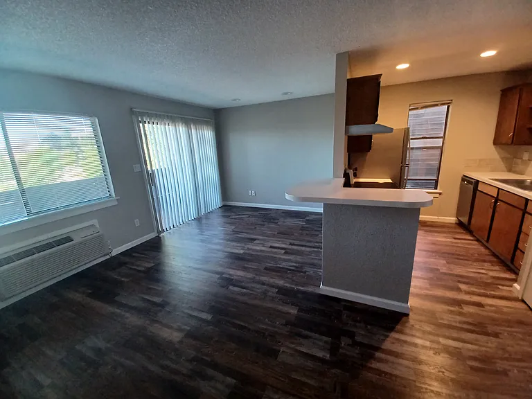 Parklane Apartments — Photo 7