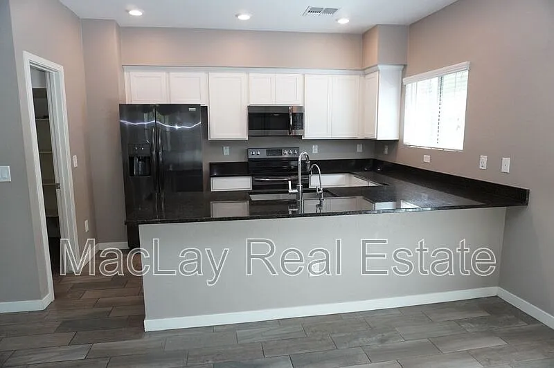 2 bed, 2.5 bath, 1370 sqft, $2,185 — Photo 2