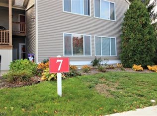 71 Falcon Ridge Way N, Hamburg, NJ 07419