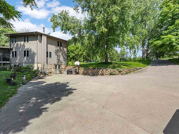 2nd image of 1951 Lake Manor Rd NE